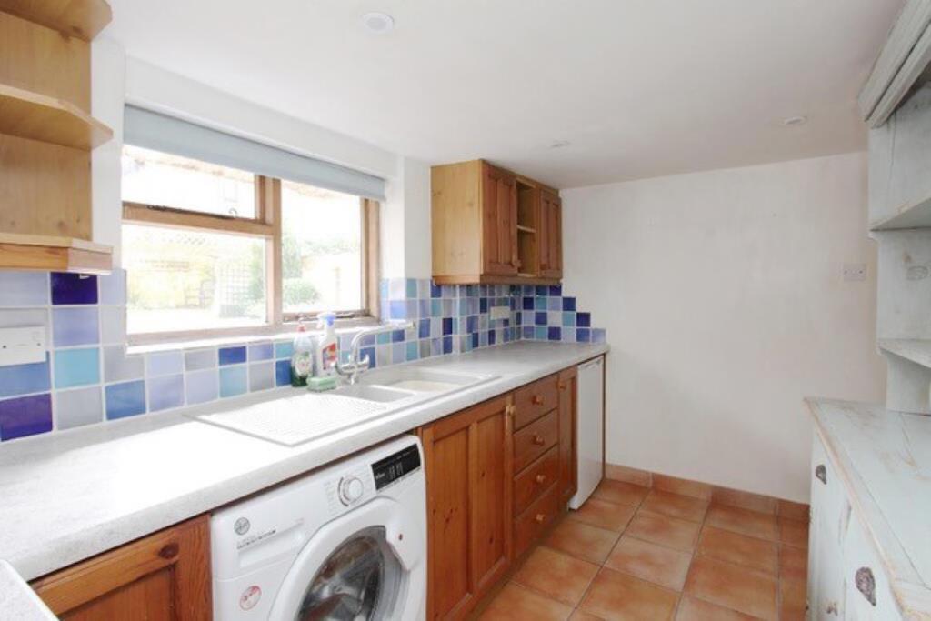 Lot: 78 - VACANT PERIOD COTTAGE - kitchen with tiled floor